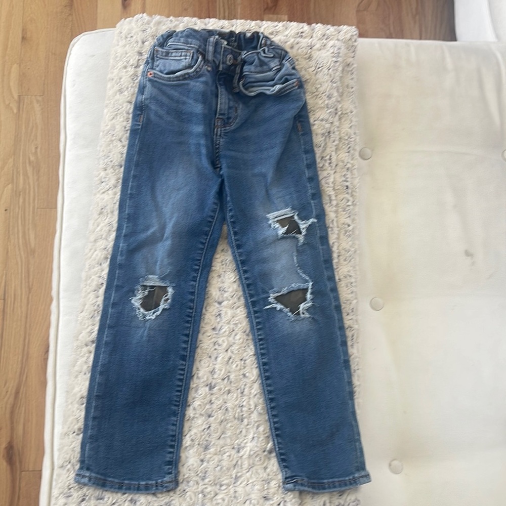Old Navy little boy jeans size 6. These cute jeans are in perfect condition.